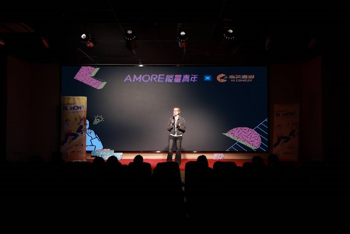 妙语连珠的脱口秀表演，引发场下学生狂笑共鸣